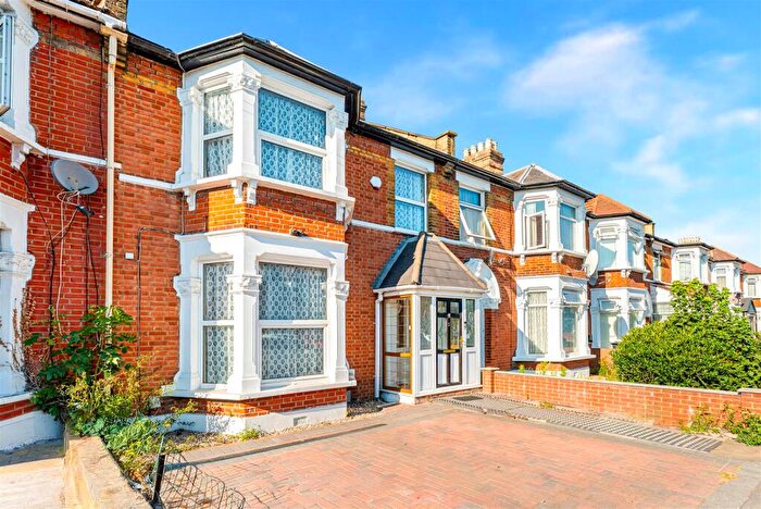 3 Bedroom Terraced House For Sale In Kinfauns Road, Ilford, IG3