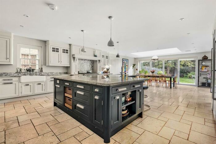 6 Bedroom Detached House To Rent In Chestnut Drive, Windsor, SL4