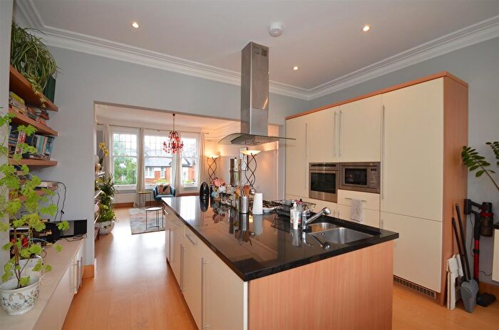 2 Bedroom Flat To Rent In Dukes Avenue, London, N10