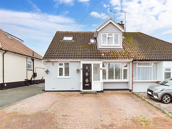 4 Bedroom Chalet For Sale In Hunts Mead, Billericay, Essex, CM12