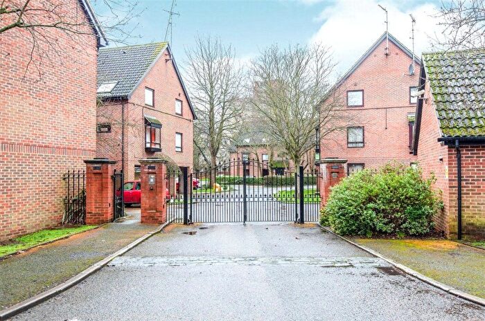 1 Bedroom Flat To Rent In The Oaks, Moormede Crescent, Staines-Upon-Thames, Surrey, TW18