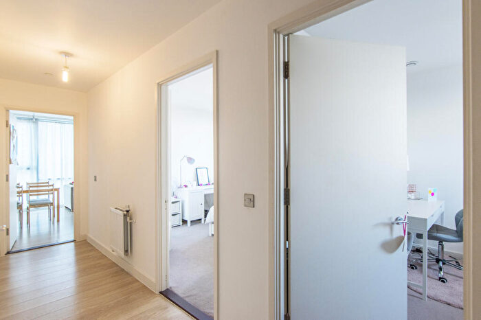 2 Bedroom Apartment To Rent In Rick Roberts Way, Stratford, London, E15