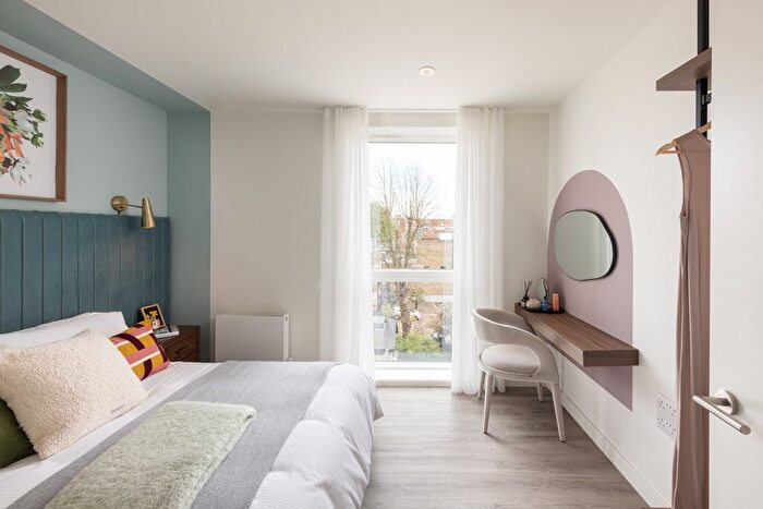 1 Bedroom Flat For Sale In Station Approach, London, N12