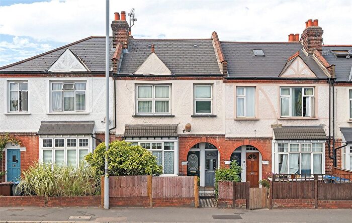 3 Bedroom Flat To Rent In Morden Road, London, SW19