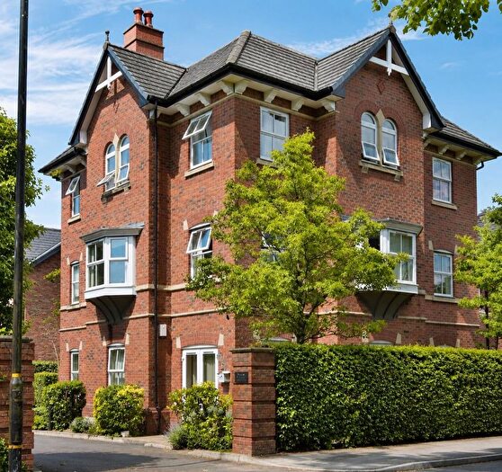 2 Bedroom Flat For Sale In Lynton Grove, Timperley, Altrincham, WA15