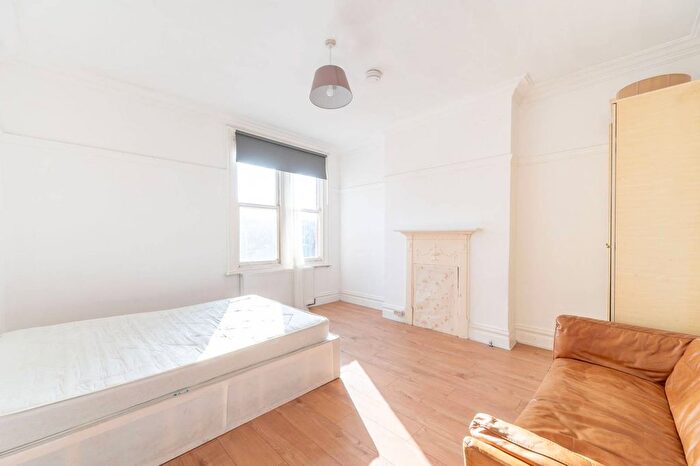 3 Bedroom Flat To Rent In Heber Road, Willesden Green, London, NW2