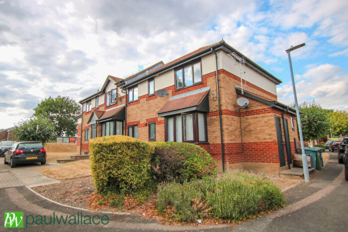 2 Bedroom Flat For Sale In Hollybush Way, West Cheshunt, EN7