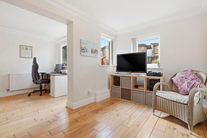 2 Bedroom Flat For Sale In Calvert Drive, Basildon, SS13