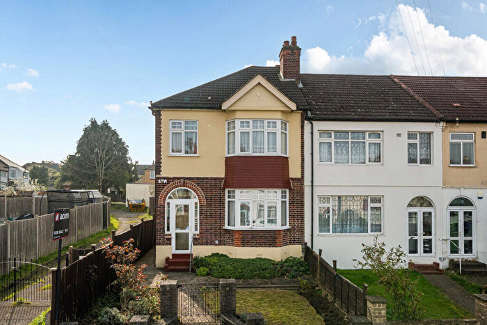 3 Bedroom End Of Terrace House For Sale In Penderry Rise, London, SE6
