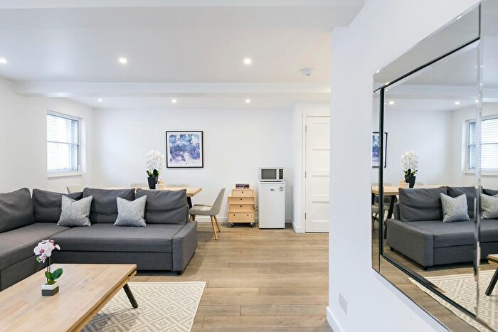 2 Bedroom Flat To Rent In Rathbone Place, London, W1T