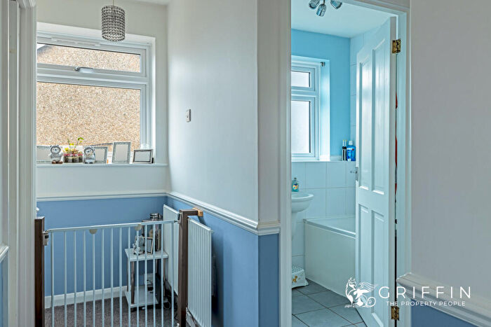 2 Bedroom Maisonette For Sale In West Road, South Ockendon, RM15