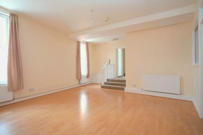 3 Bedroom Flat To Rent In Streatham High Road, London, SW16