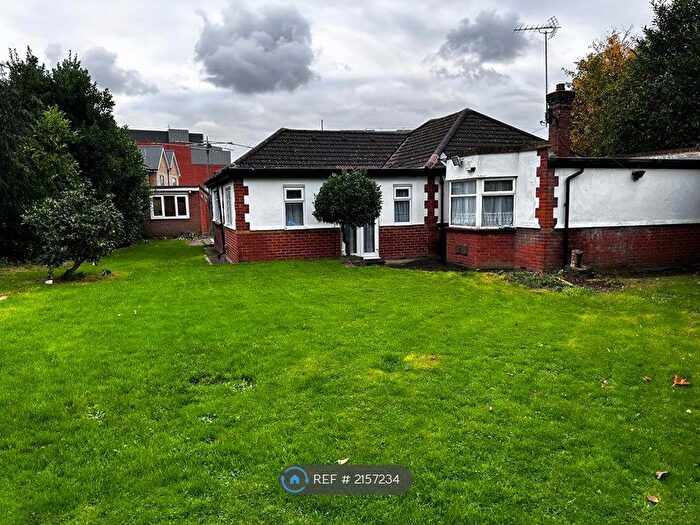 5 Bedroom Bungalow To Rent In Sutton Square, Hounslow, TW5