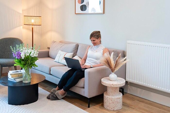 1 Bedroom Apartment To Rent In Moat Street, London, SW11