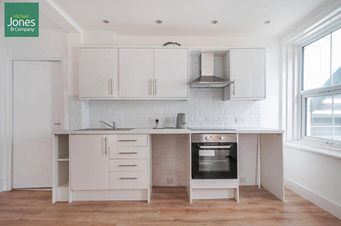 2 Bedroom Flat To Rent In Claydon Court, Marine Parade, Worthing, West Sussex, BN11