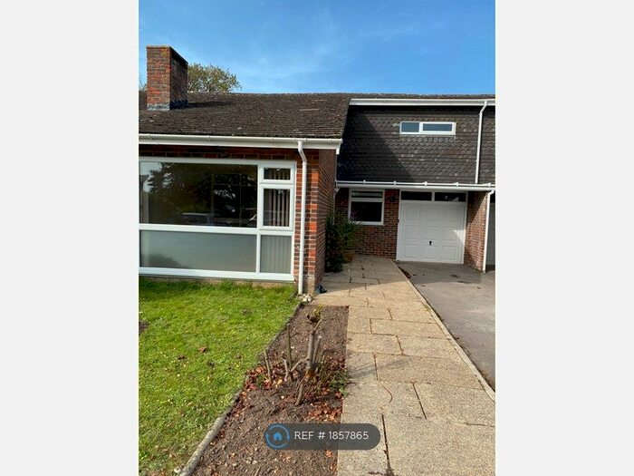 3 Bedroom Bungalow To Rent In Broadfields Close, Milford On Sea, Lymington, SO41