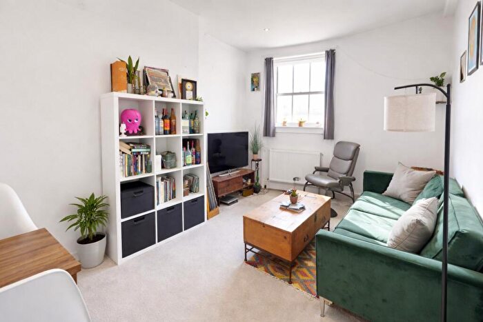 3 Bedroom Flat To Rent In Brunswick Place, Hove, BN3