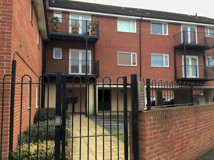 1 Bedroom Flat To Rent In Shaw Close, Staines, TW19