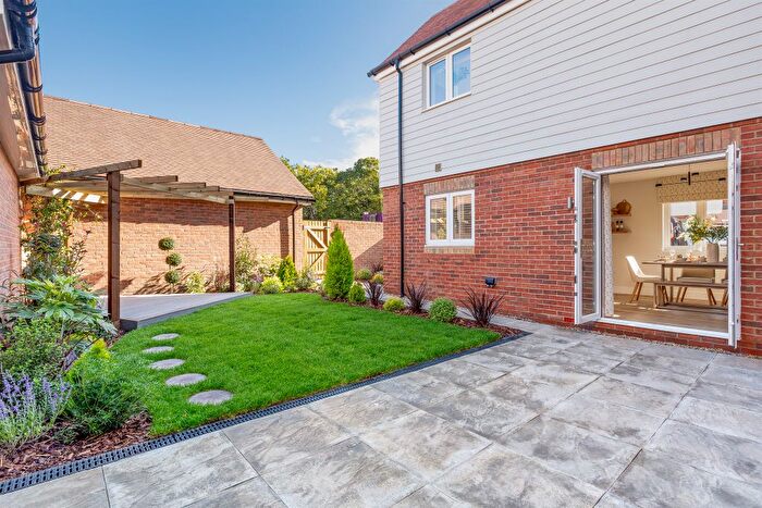 4 Bedroom Detached House For Sale In Daggons Road, Alderholt, Fordingbridge, SP6