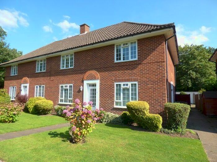 2 Bedroom Maisonette To Rent In Gloucester Close, Thames Ditton, Surrey KT7