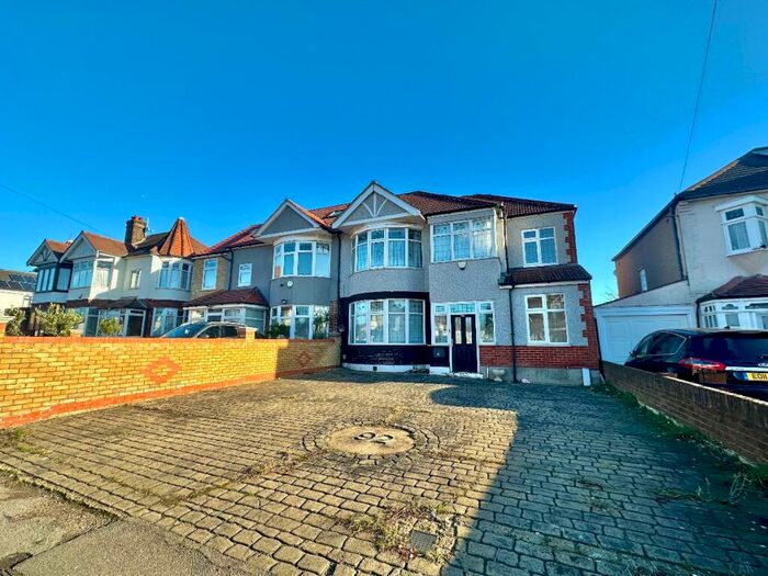 5 Bedroom Semi-Detached House To Rent In Havering Road, Romford, RM1