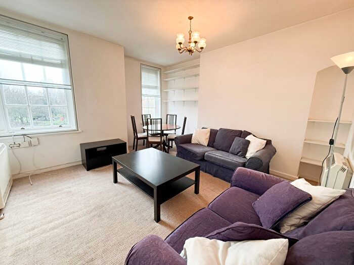 2 Bedroom Flat To Rent In Vicarage Crescent, SW11