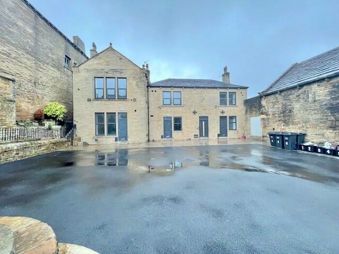 2 Bedroom Apartment To Rent In Blackwall, Halifax, HX1