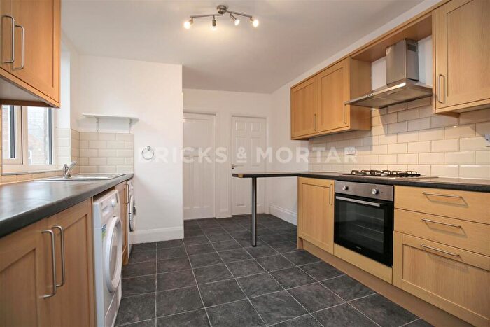 3 Bedroom Flat To Rent In (£Pppw) Valley View, Jesmond, Newcastle Upon Tyne, NE2
