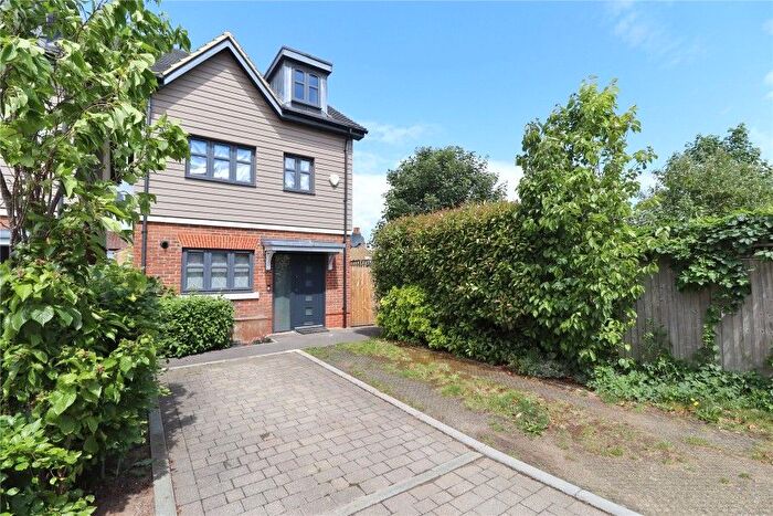 3 Bedroom Detached House To Rent In Woking, Surrey, GU21