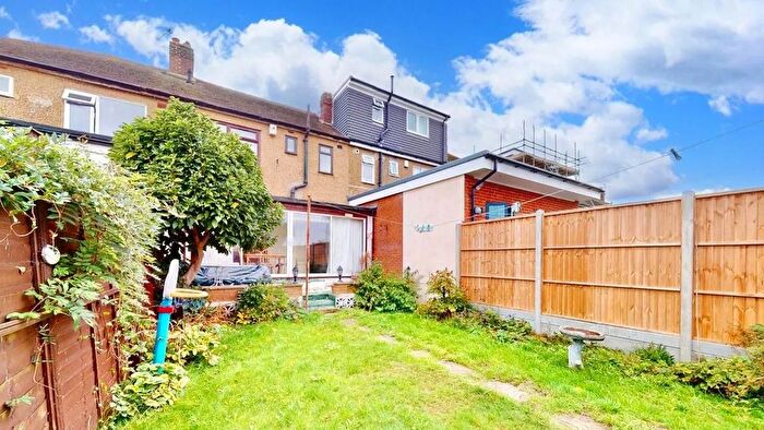 3 Bedroom Semi-Detached House To Rent In Oxlade Drive, Slough, SL3