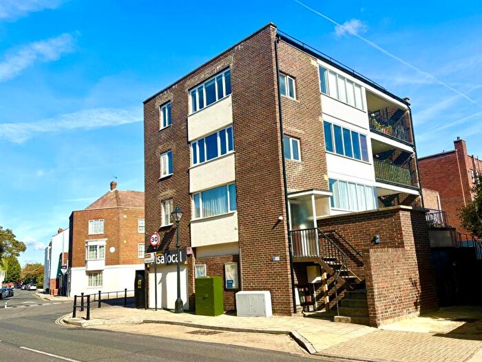 2 Bedroom Flat For Sale In High Street, Old Portsmouth, PO1