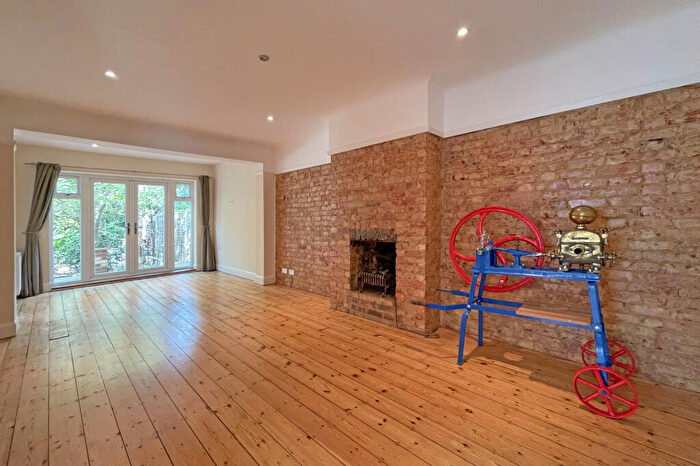 2 Bedroom Bungalow For Sale In Beaufort Way, Ewell, KT17