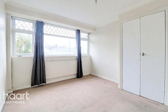 3 Bedroom Semi Detached House For Sale In Lavender Hill, Enfield, EN2