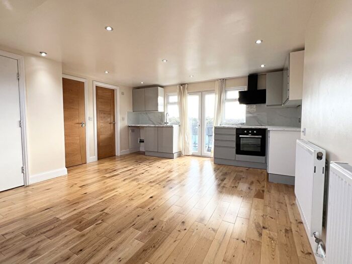 3 Bedroom Flat To Rent In Lawrence Avenue, Palmers Green, N13