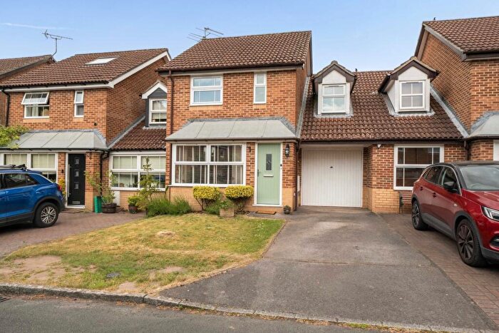 3 Bedroom Link Detached House For Sale In Allee Drive, Liphook, Hampshire, GU30