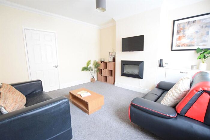 2 Bedroom Terraced House To Rent In Newland Street West - Student House - /, LN1