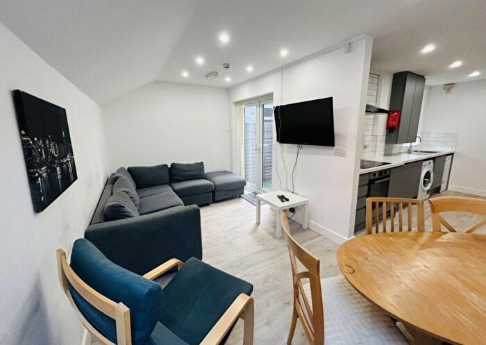 6 Bedroom Semi Detached House To Rent In Teversal Avenue, Lenton, Nottingham, NG7