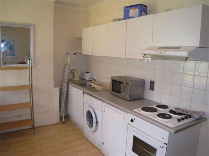 4 Bedroom Flat To Rent In Aubyn Square, London, SW15