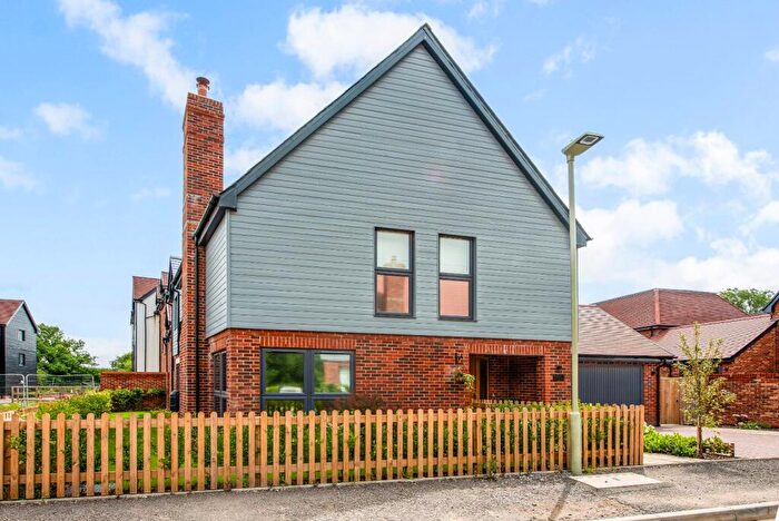 4 Bedroom Detached House For Sale In Brookwood Road, Petersfield, Hampshire, GU31