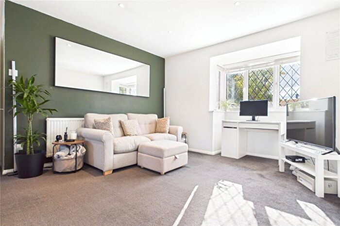 1 Bedroom Apartment For Sale In Ashmere Close, Calcot, Reading, Berkshire, RG31