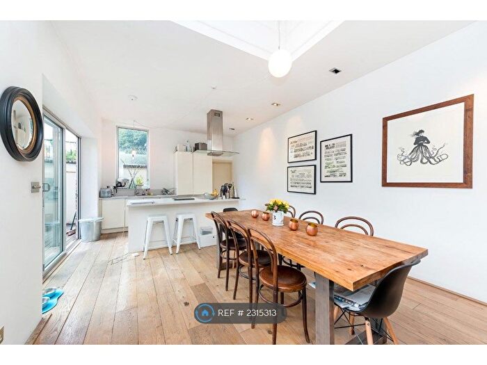 2 Bedroom Flat To Rent In Charles Square, London, N1