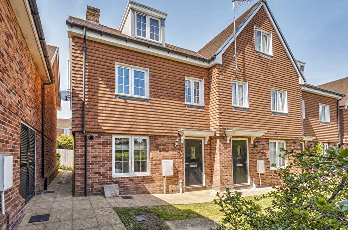 4 Bedroom End Of Terrace House For Sale In Montague Mews, Farnham, Surrey, GU9
