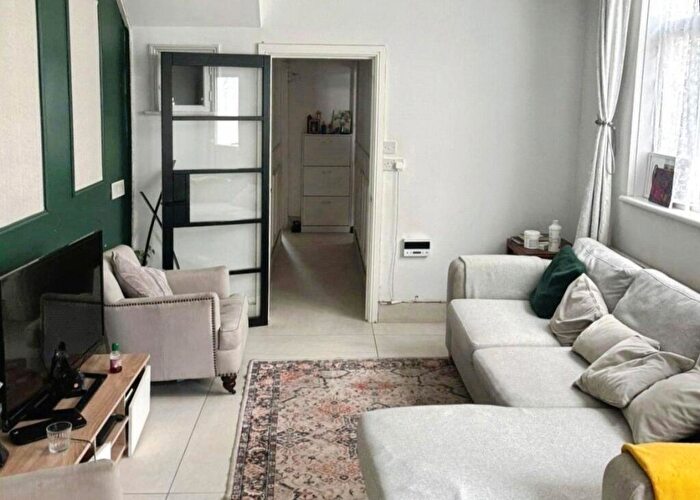 3 Bedroom End Of Terrace House To Rent In Maybury Hill, Woking, Surrey, GU22