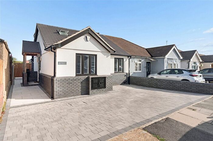 3 Bedroom Semi-Detached House For Sale In Lakefields Close, Rainham, RM13