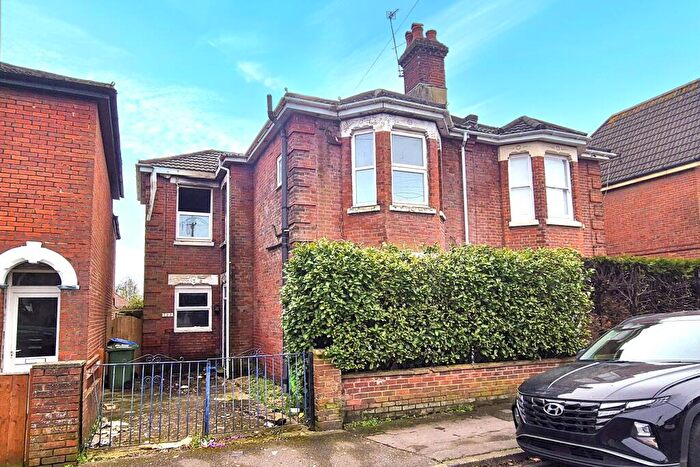 3 Bedroom Semi-Detached House For Sale In Richmond Road, Southampton, SO15