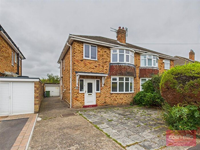 3 Bedroom Semi-detached House For Sale In Kingsway, Scarborough, YO12