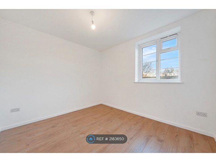 2 Bedroom Flat To Rent In Danby House, London, E9
