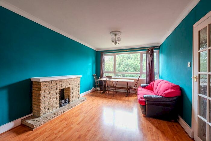 3 Bedroom Flat To Rent In Keevil Drive, Southfields, London, SW19