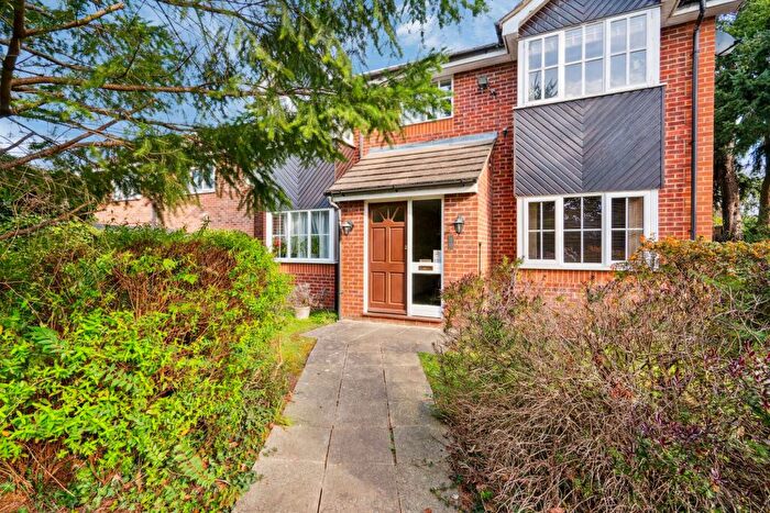 1 Bedroom Flat To Rent In Old Fives Court, Burnham, SL1