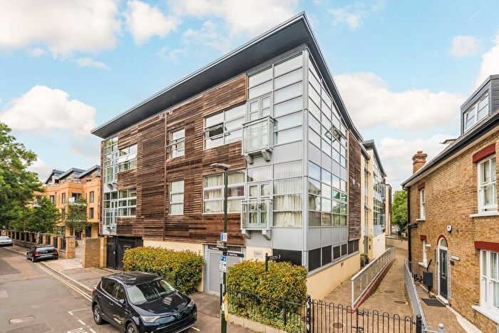 1 Bedroom Flat For Sale In Charleville Mews, Old Isleworth, TW7